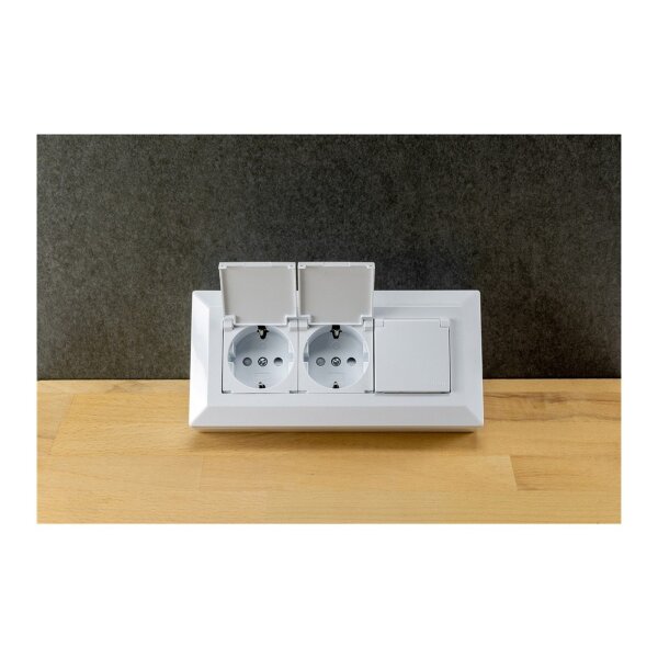 3-fach Steckdosenblock, weiß 250V~/ 16A, Aufbaumontage mit Klappen
