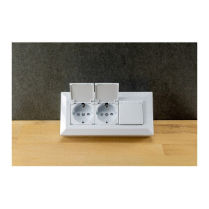 3-fach Steckdosenblock, weiß 250V~/ 16A, Aufbaumontage mit Klappen