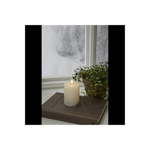 LED-Stumpenkerze Flamme Flow Weiß – 12,5?cm mit glänzender Optik & Timer